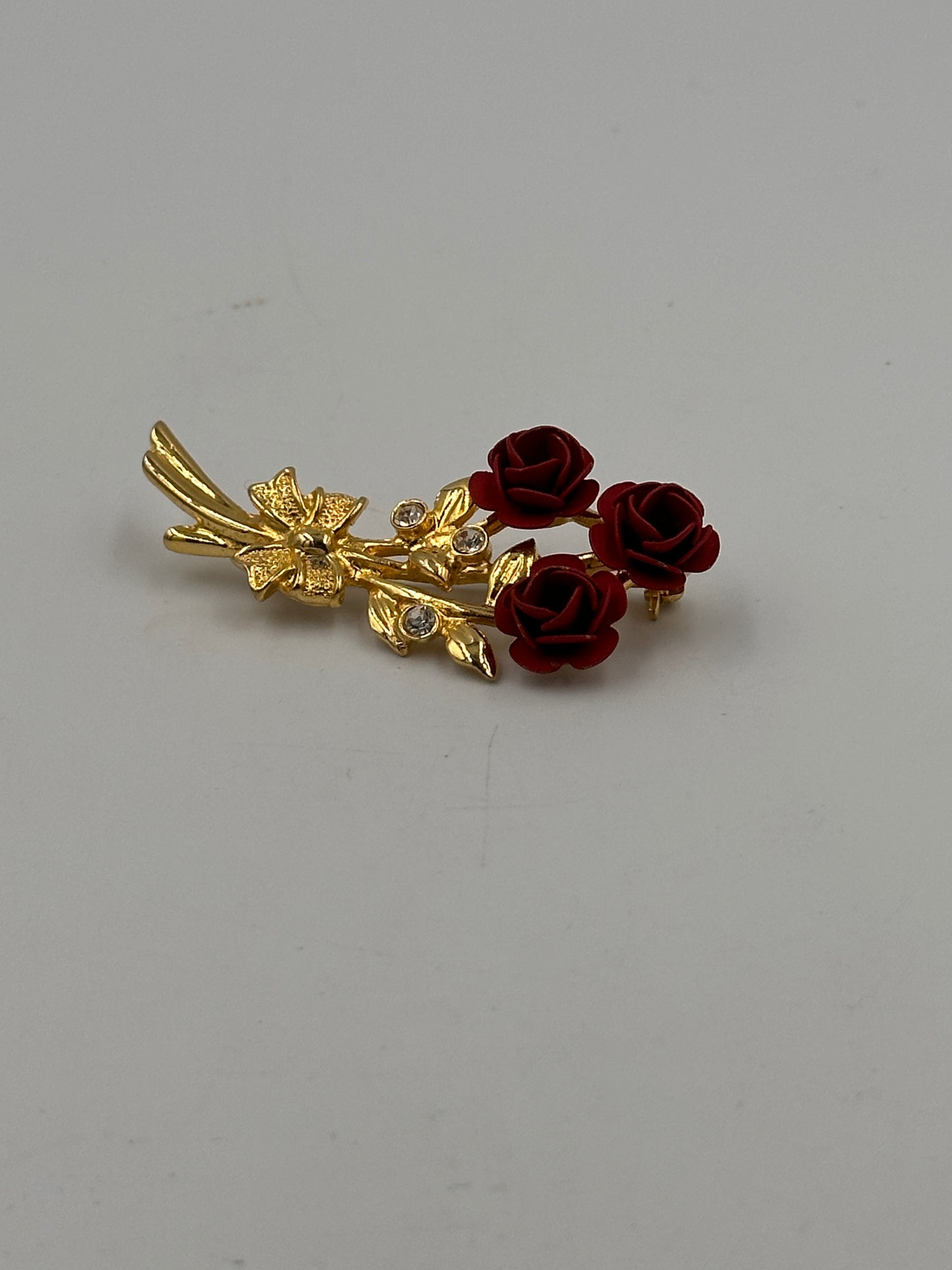 c.1980s Rote Rosen-Blumenstrauß-Brosche - Vergoldet mit Strass Steinen