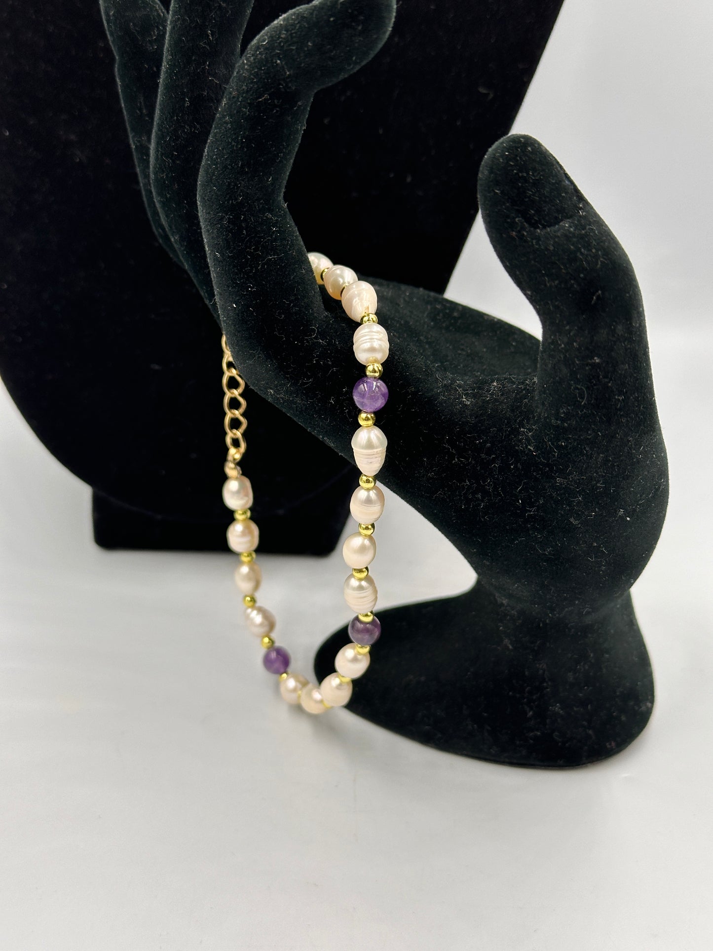 Perlenkette mit Violetten Kugeln und Goldfarbenen Akzenten, Armband