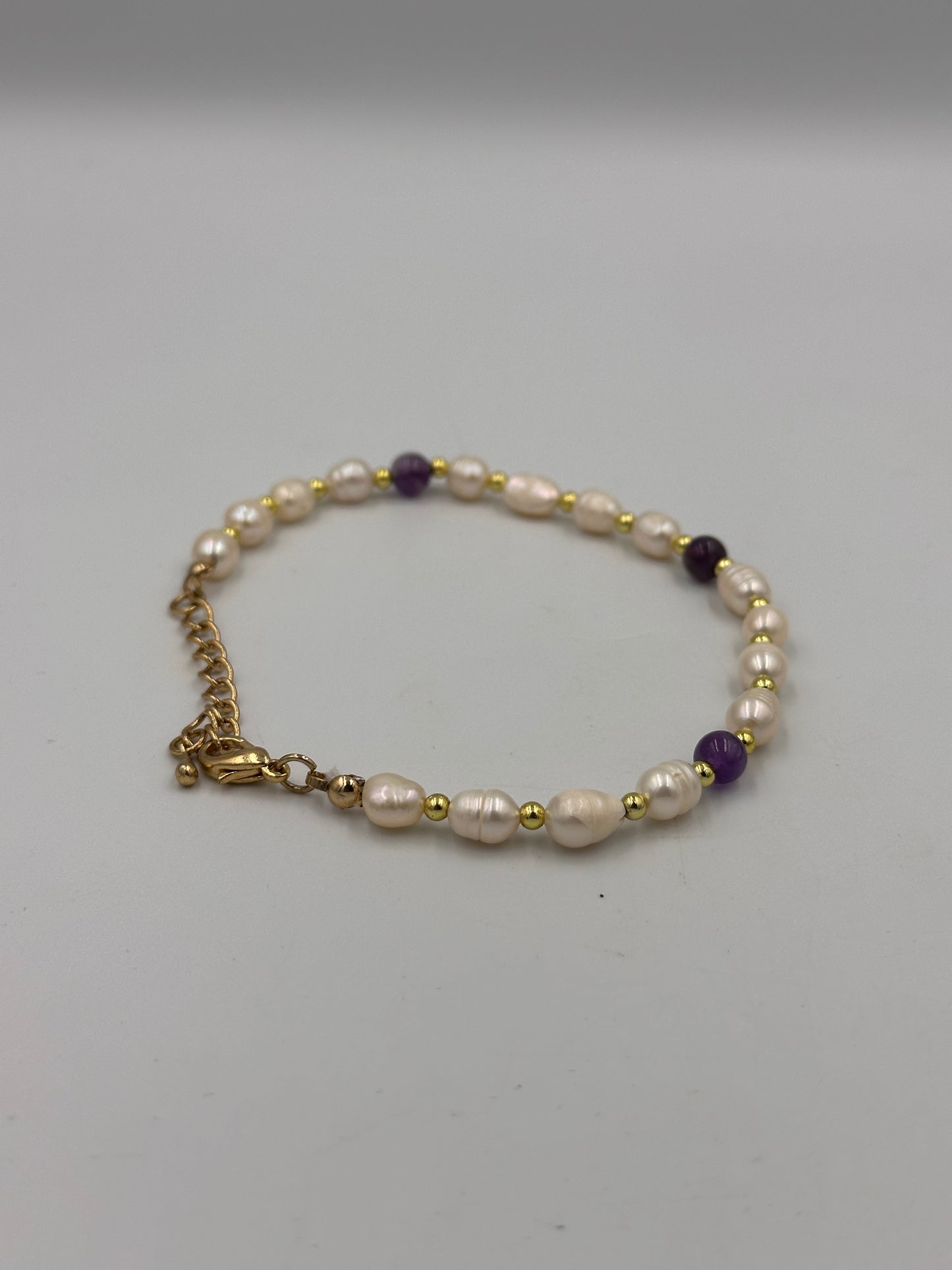 Perlenkette mit Violetten Kugeln und Goldfarbenen Akzenten, Armband