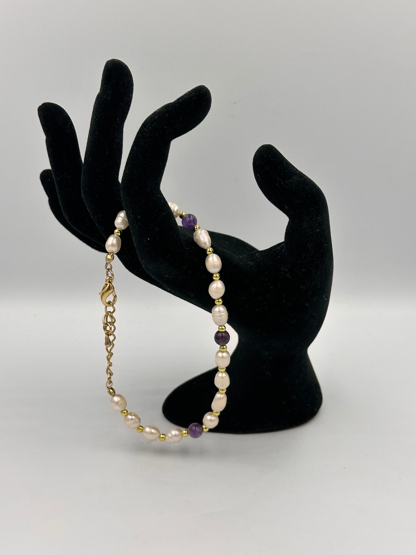 Perlenkette mit Violetten Kugeln und Goldfarbenen Akzenten, Armband