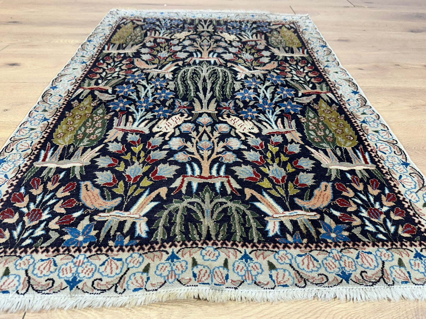 Orientteppich handgeknüpft Seide Lebensbaum Tiermotiv 126x87 cm