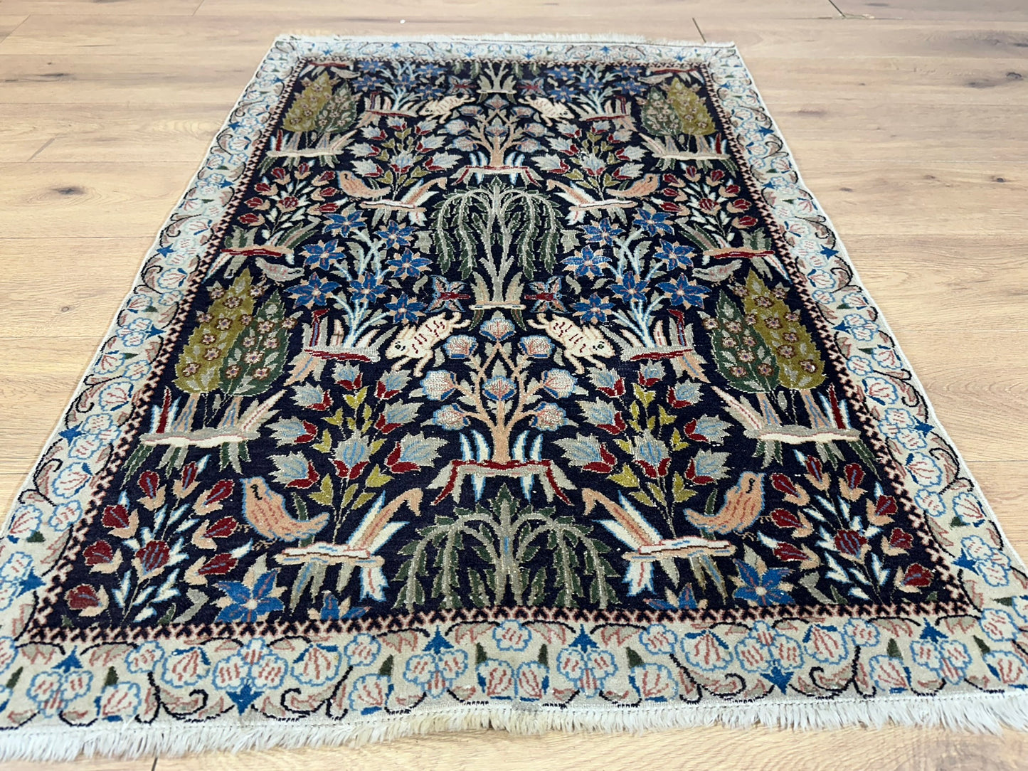 Orientteppich handgeknüpft Seide Lebensbaum Tiermotiv 126x87 cm