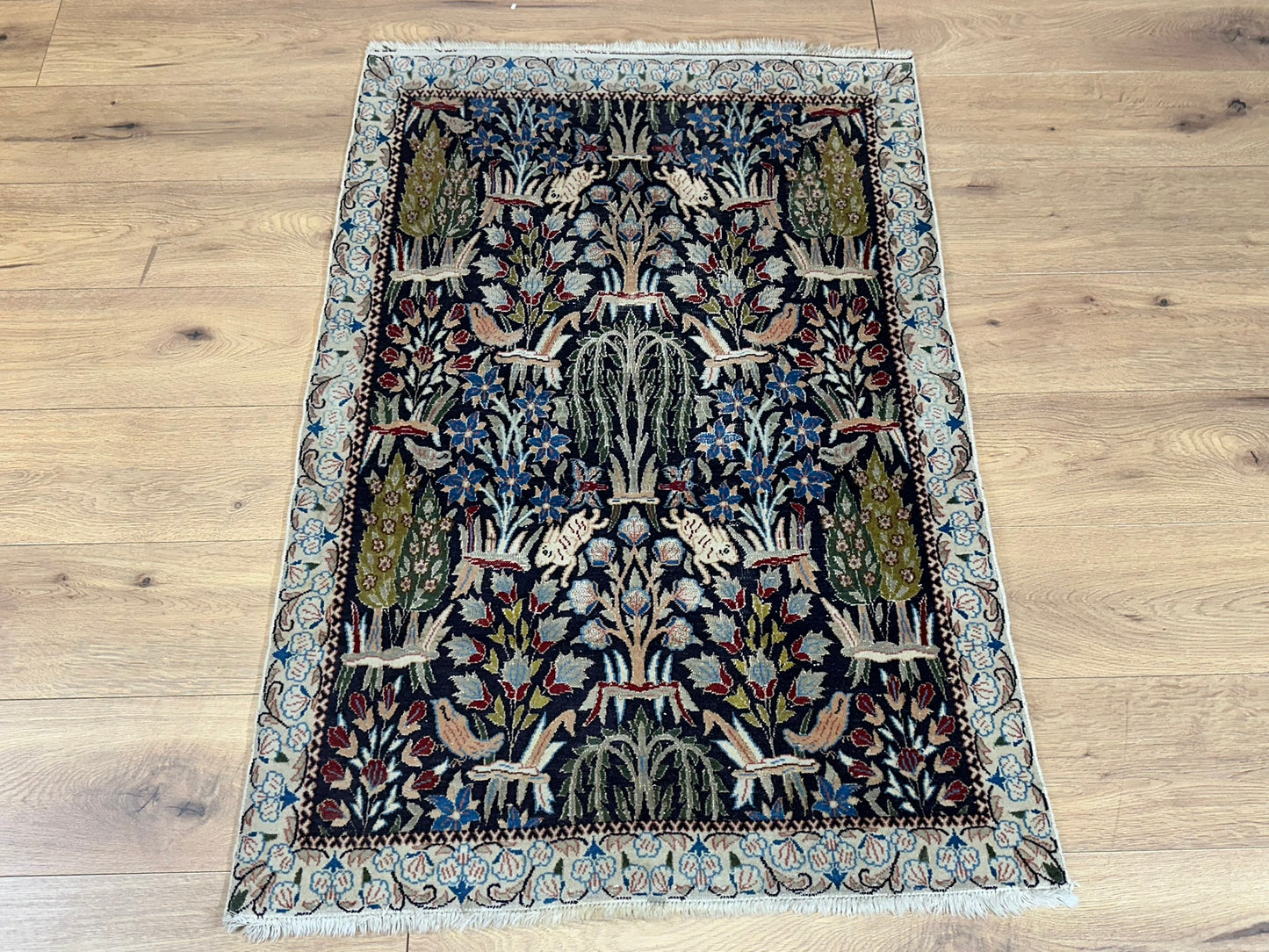 Orientteppich handgeknüpft Seide Lebensbaum Tiermotiv 126x87 cm
