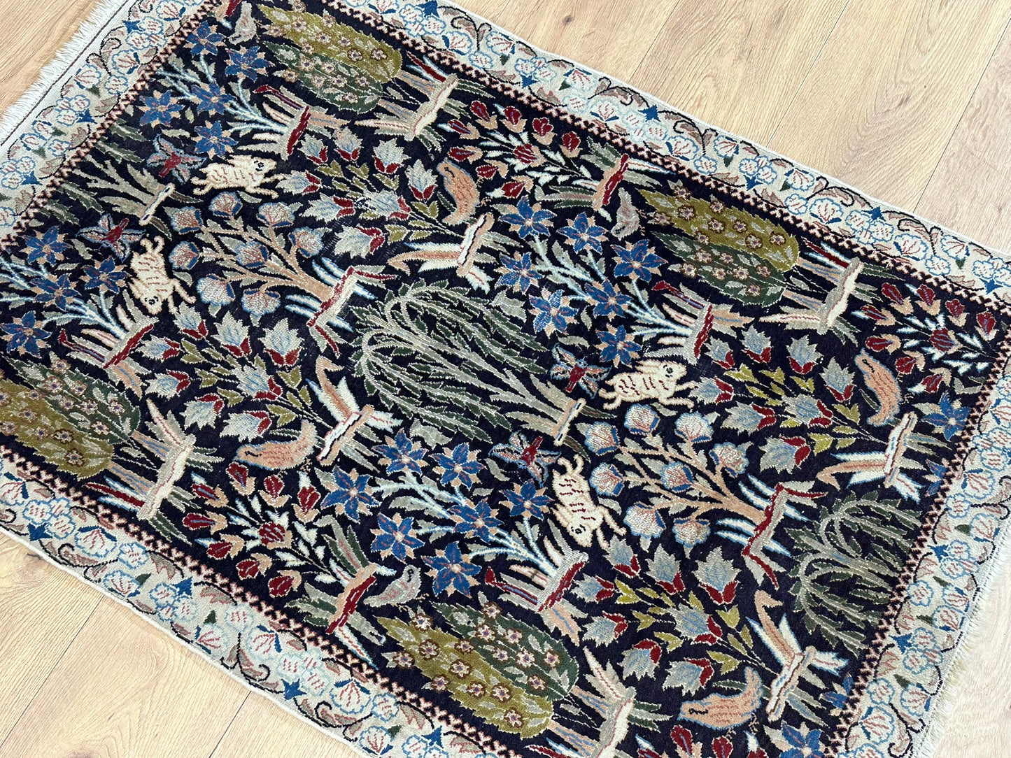 Orientteppich handgeknüpft Seide Lebensbaum Tiermotiv 126x87 cm