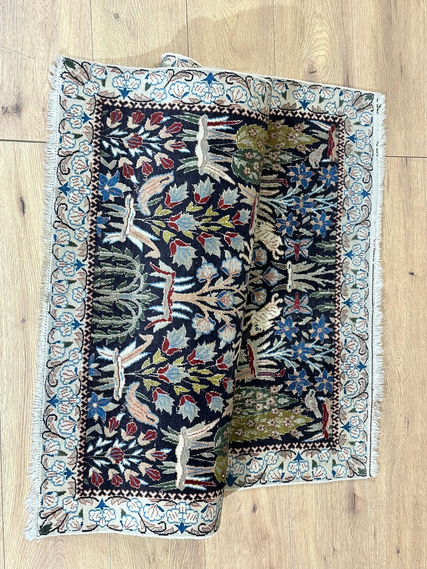 Orientteppich handgeknüpft Seide Lebensbaum Tiermotiv 126x87 cm