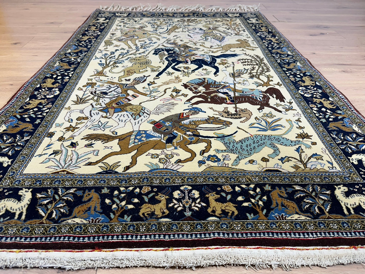 Orientteppich handgeknüpft Ghom Jagdmotiv Korkwolle Semi-Antik 213x142 cm
