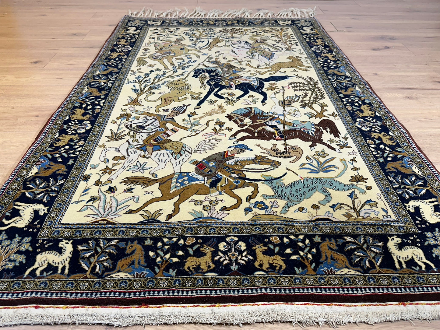 Orientteppich handgeknüpft Ghom Jagdmotiv Korkwolle Semi-Antik 213x142 cm