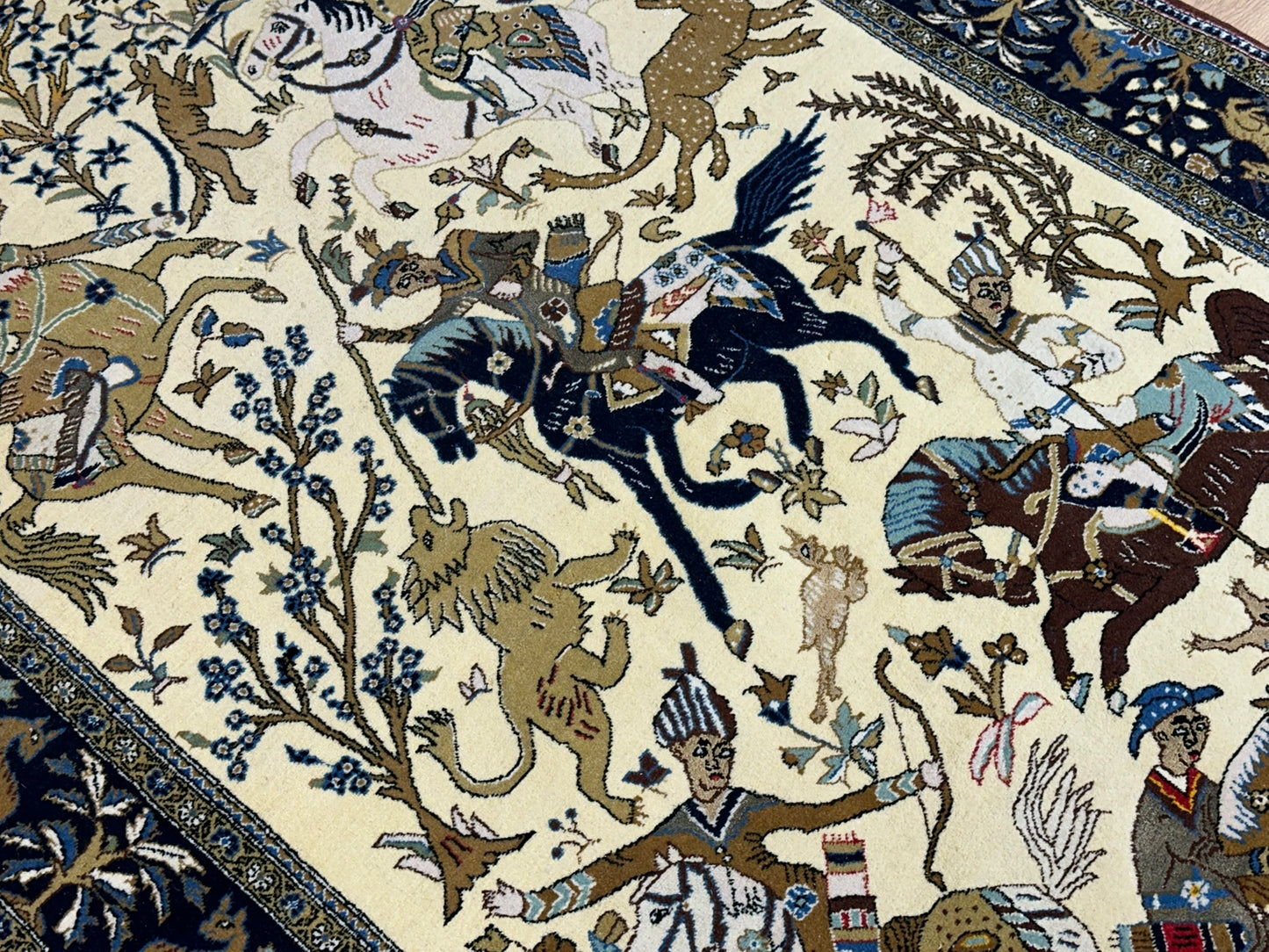Orientteppich handgeknüpft Ghom Jagdmotiv Korkwolle Semi-Antik 213x142 cm