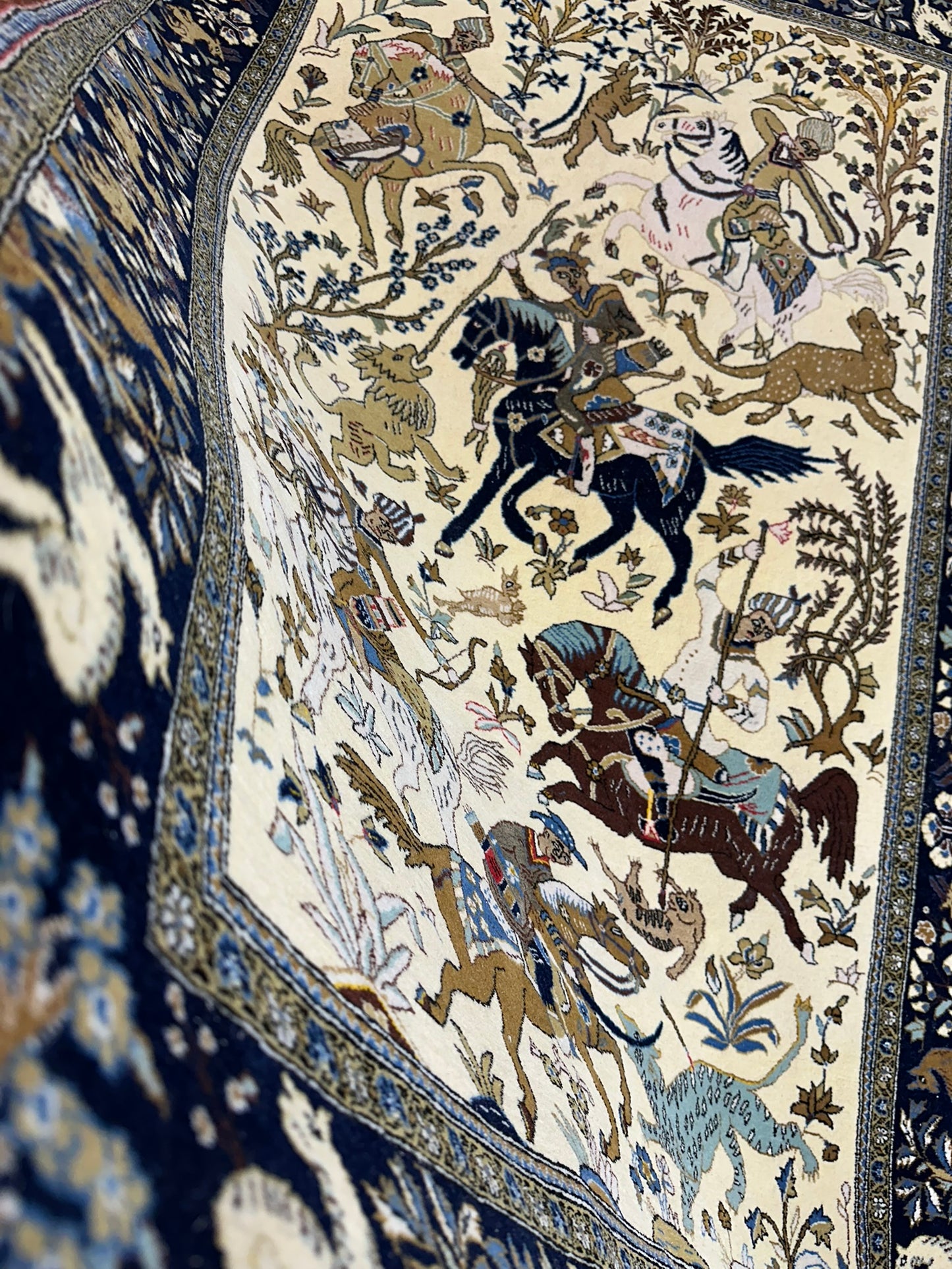 Orientteppich handgeknüpft Ghom Jagdmotiv Korkwolle Semi-Antik 213x142 cm