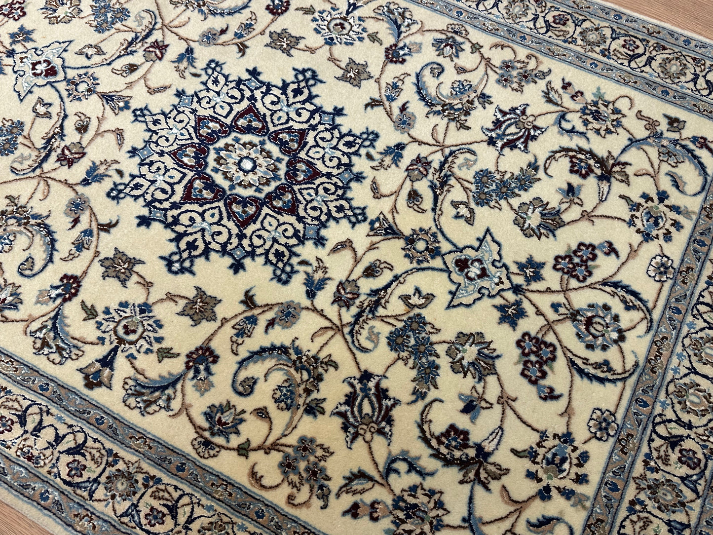 Orientteppich Nain – Handgeknüpft aus Korkwolle &amp; Seide (6La) – 140 x 100 cm