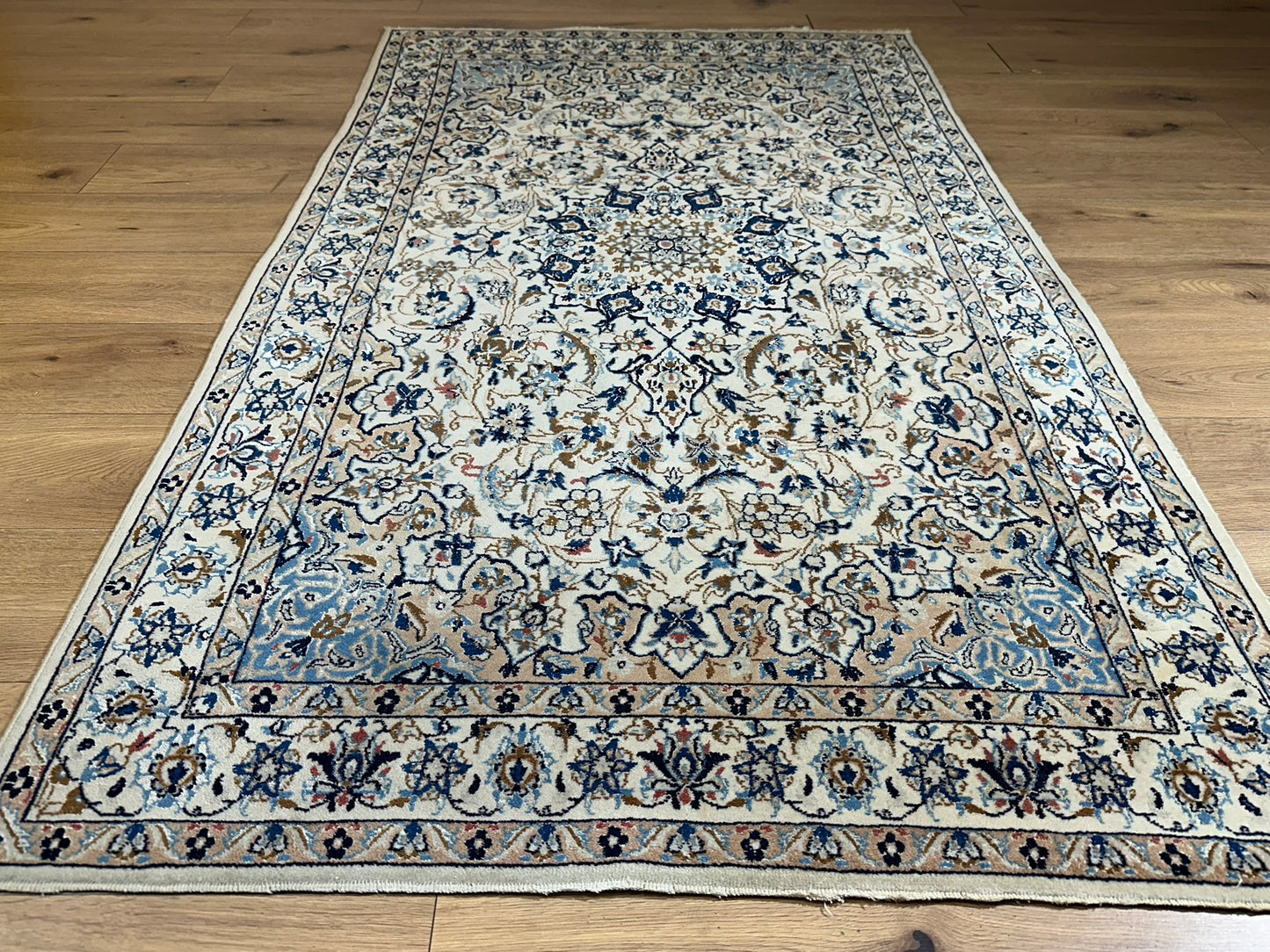 Orientteppich handgeknüpft Nain mit Seide 200x115 cm