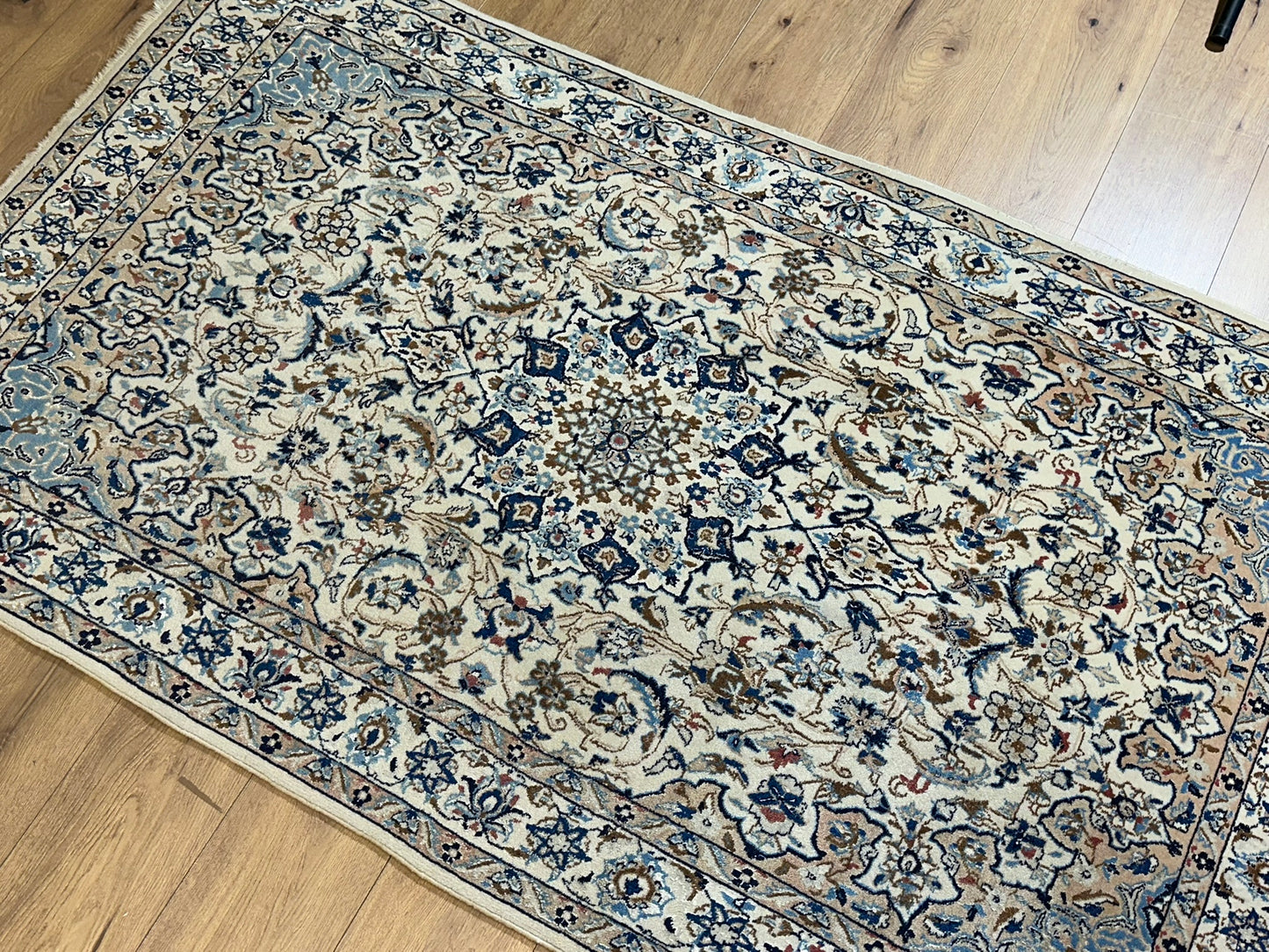 Orientteppich handgeknüpft Nain mit Seide 200x115 cm