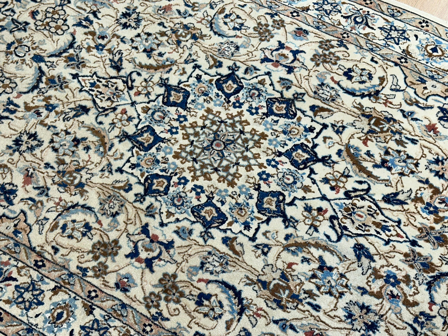 Orientteppich handgeknüpft Nain mit Seide 200x115 cm