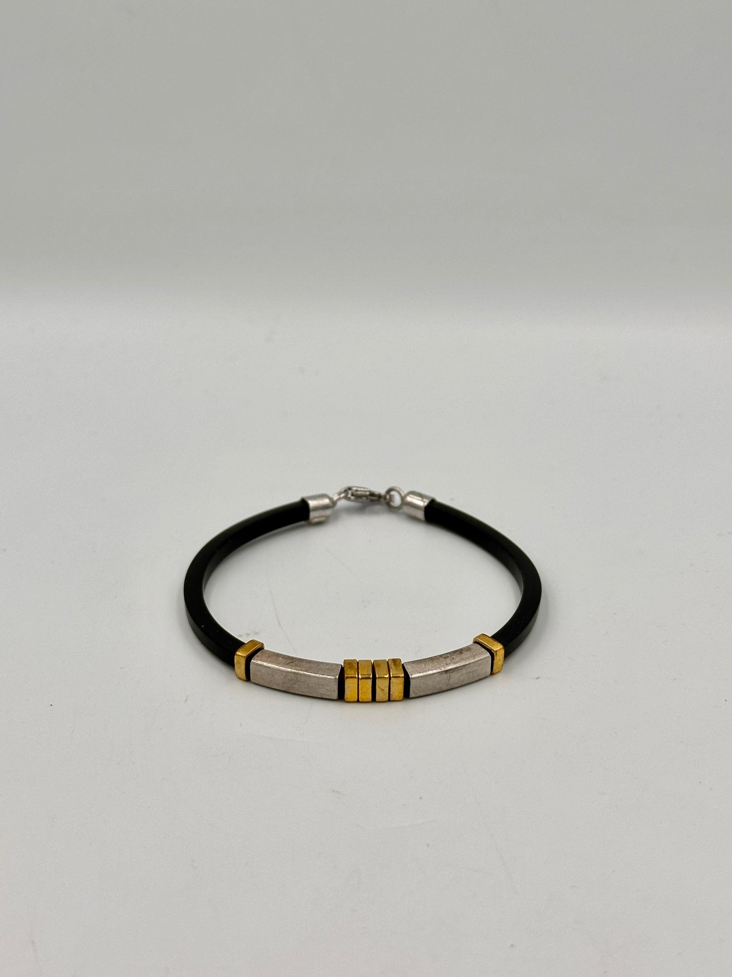 Elegantes Herren Armband in Schwarz mit Gold- und Silberfarbenen Akzenten