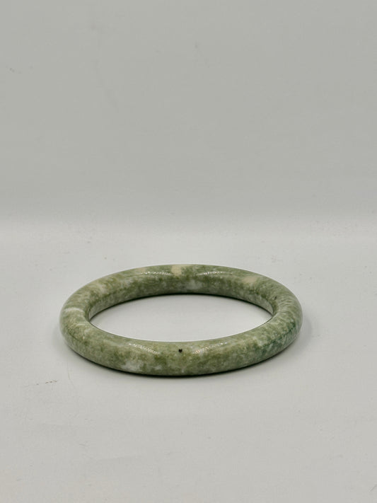 Handgeschnitztes Grünes Jade-Eis-Asiatisches Armreif-Armband aus China