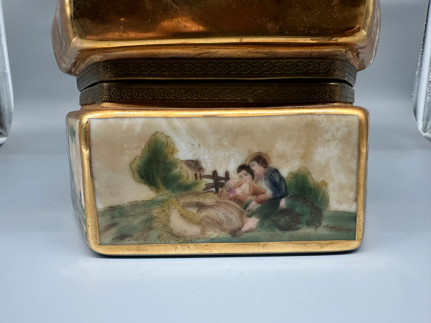 Antike handbemalte Porzellandose mit Goldstaffage - Saxony
