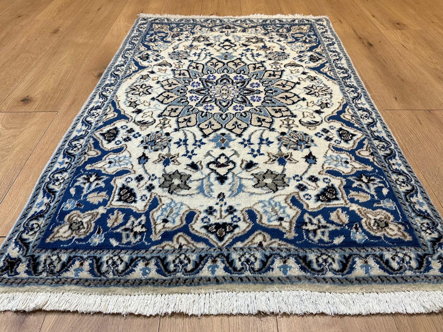 Perser Teppich Nain – Handgeknüpft aus Korkwolle und Seide – 142 x 89 cm