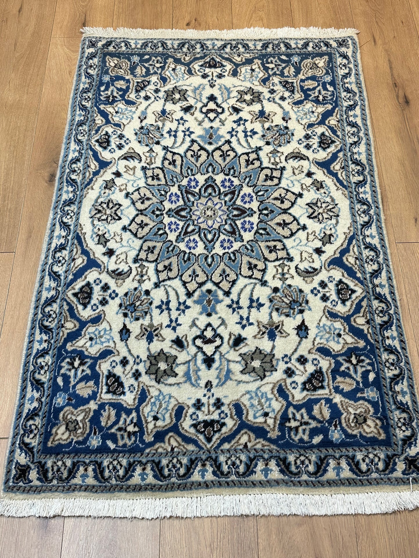 Perser Teppich Nain – Handgeknüpft aus Korkwolle und Seide – 142 x 89 cm