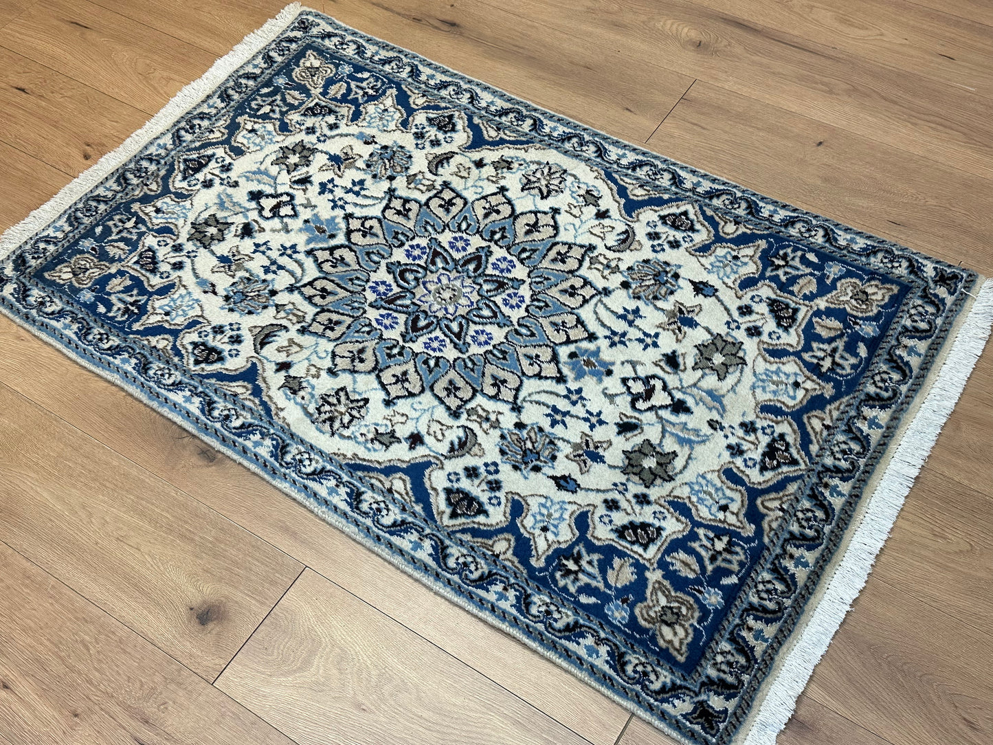 Perser Teppich Nain – Handgeknüpft aus Korkwolle und Seide – 142 x 89 cm