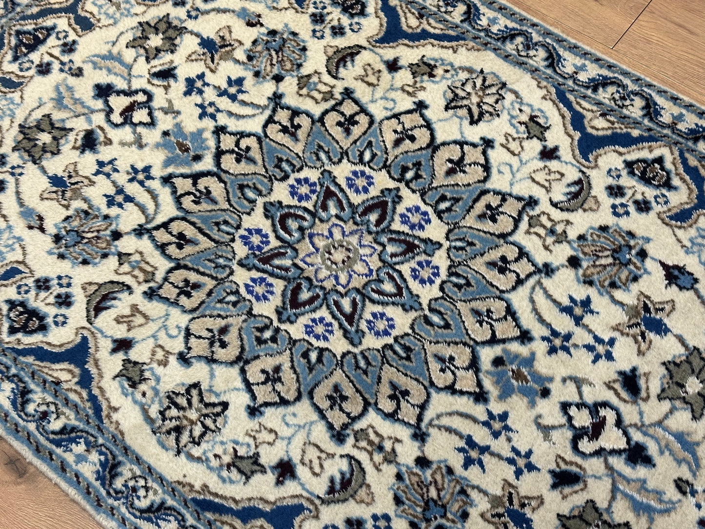 Perser Teppich Nain – Handgeknüpft aus Korkwolle und Seide – 142 x 89 cm