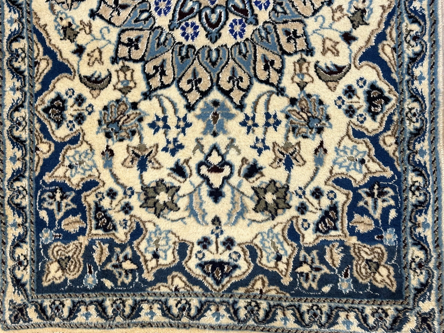 Perser Teppich Nain – Handgeknüpft aus Korkwolle und Seide – 142 x 89 cm