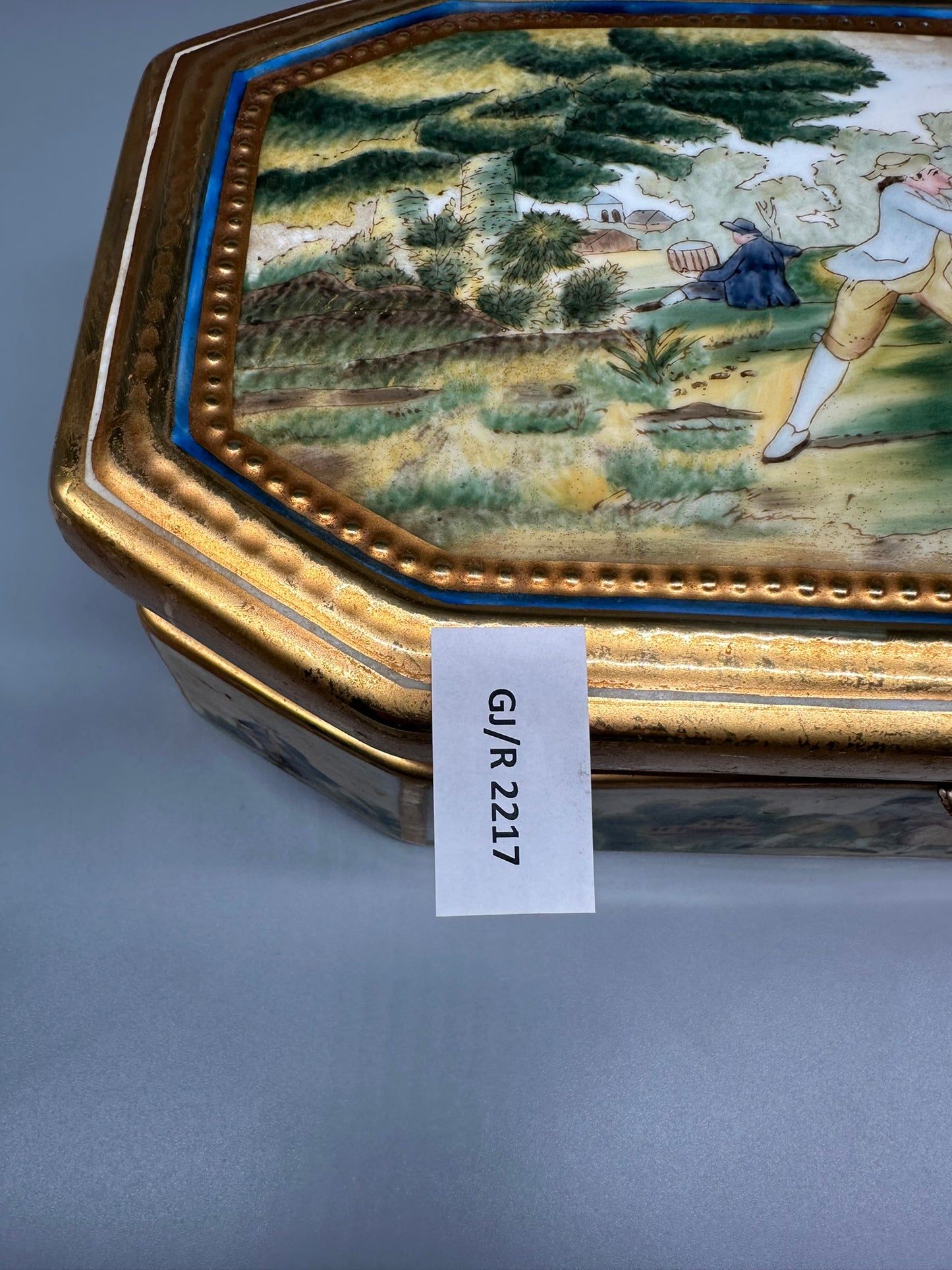 Antike handbemalte Porzellandose mit Goldstaffage - Saxony