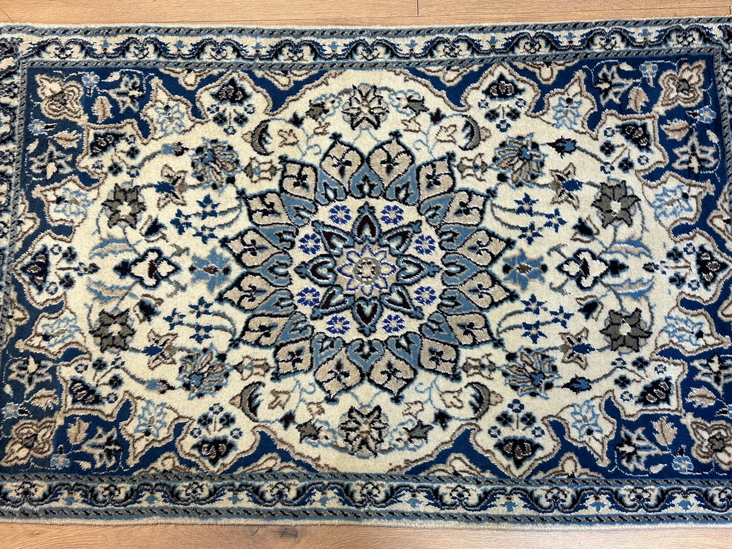 Perser Teppich Nain – Handgeknüpft aus Korkwolle und Seide – 142 x 89 cm