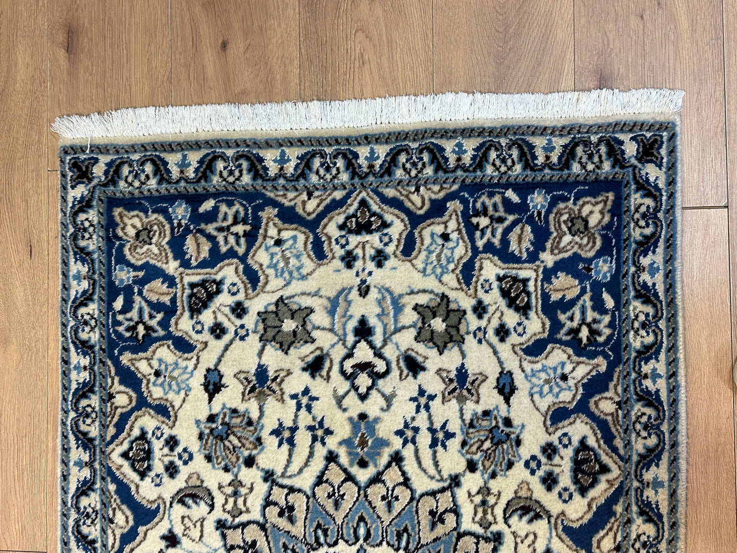 Perser Teppich Nain – Handgeknüpft aus Korkwolle und Seide – 142 x 89 cm