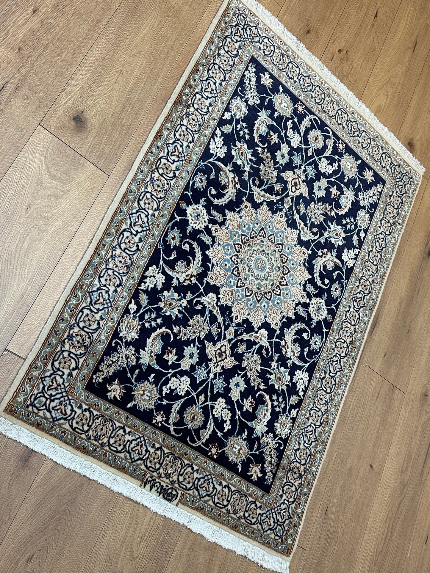 Perser Teppich Nain – Handgeknüpft aus Korkwolle &amp; Seide – 134 x 90 cm