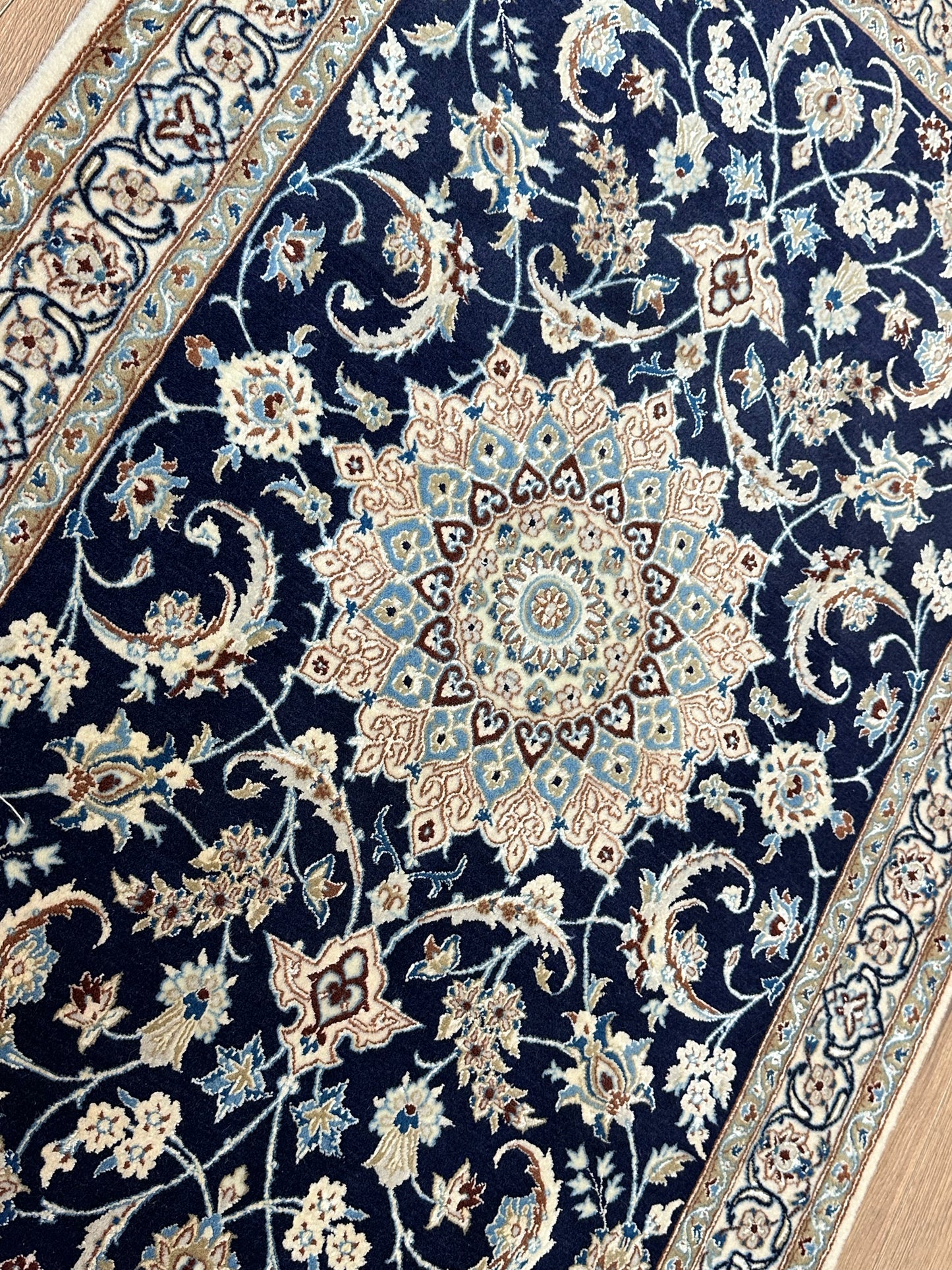 Perser Teppich Nain – Handgeknüpft aus Korkwolle &amp; Seide – 134 x 90 cm