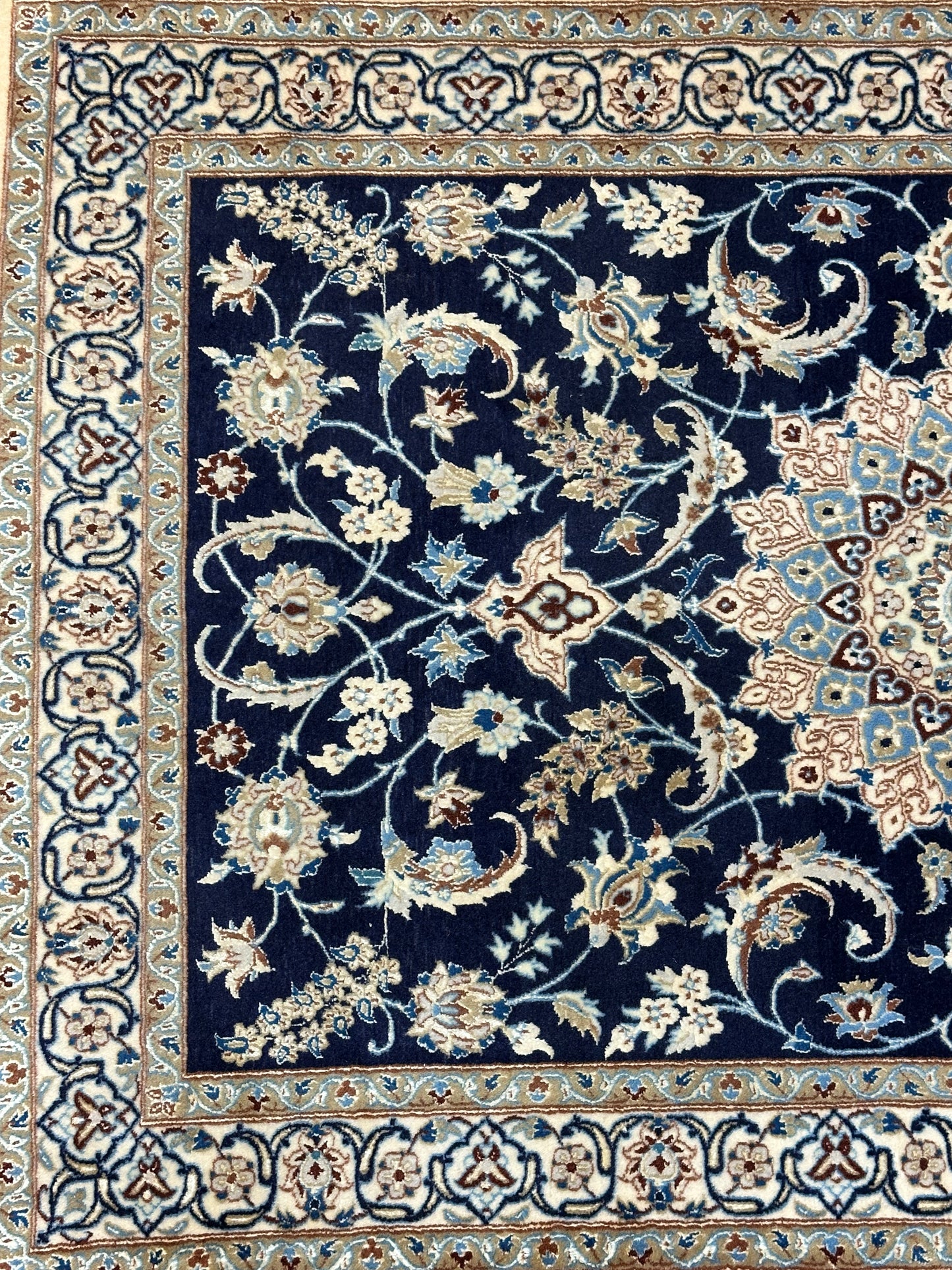 Perser Teppich Nain – Handgeknüpft aus Korkwolle &amp; Seide – 134 x 90 cm