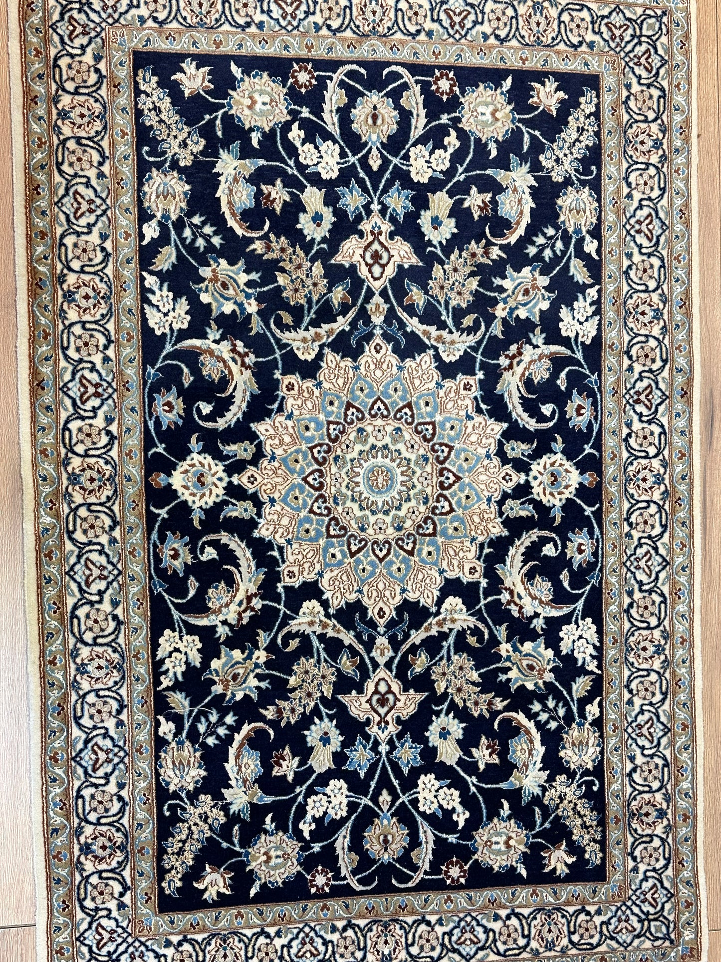 Perser Teppich Nain – Handgeknüpft aus Korkwolle &amp; Seide – 134 x 90 cm