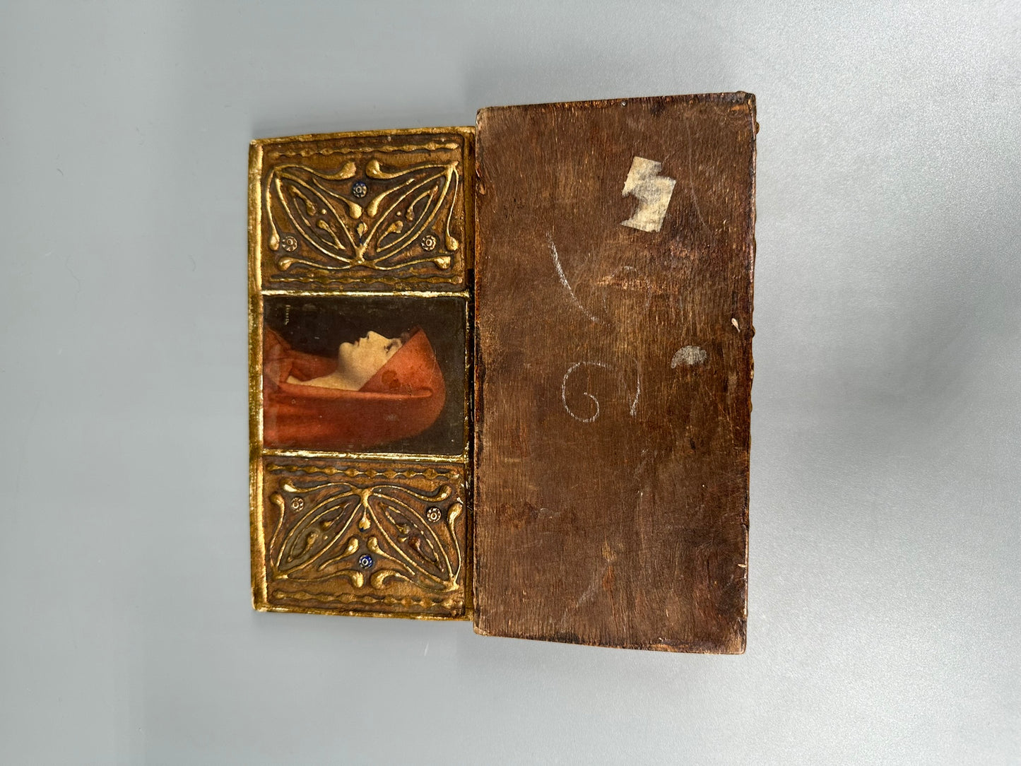 Antike Werbe-Dose aus dem 19. Jahrhundert im Jugendstil aus Holz