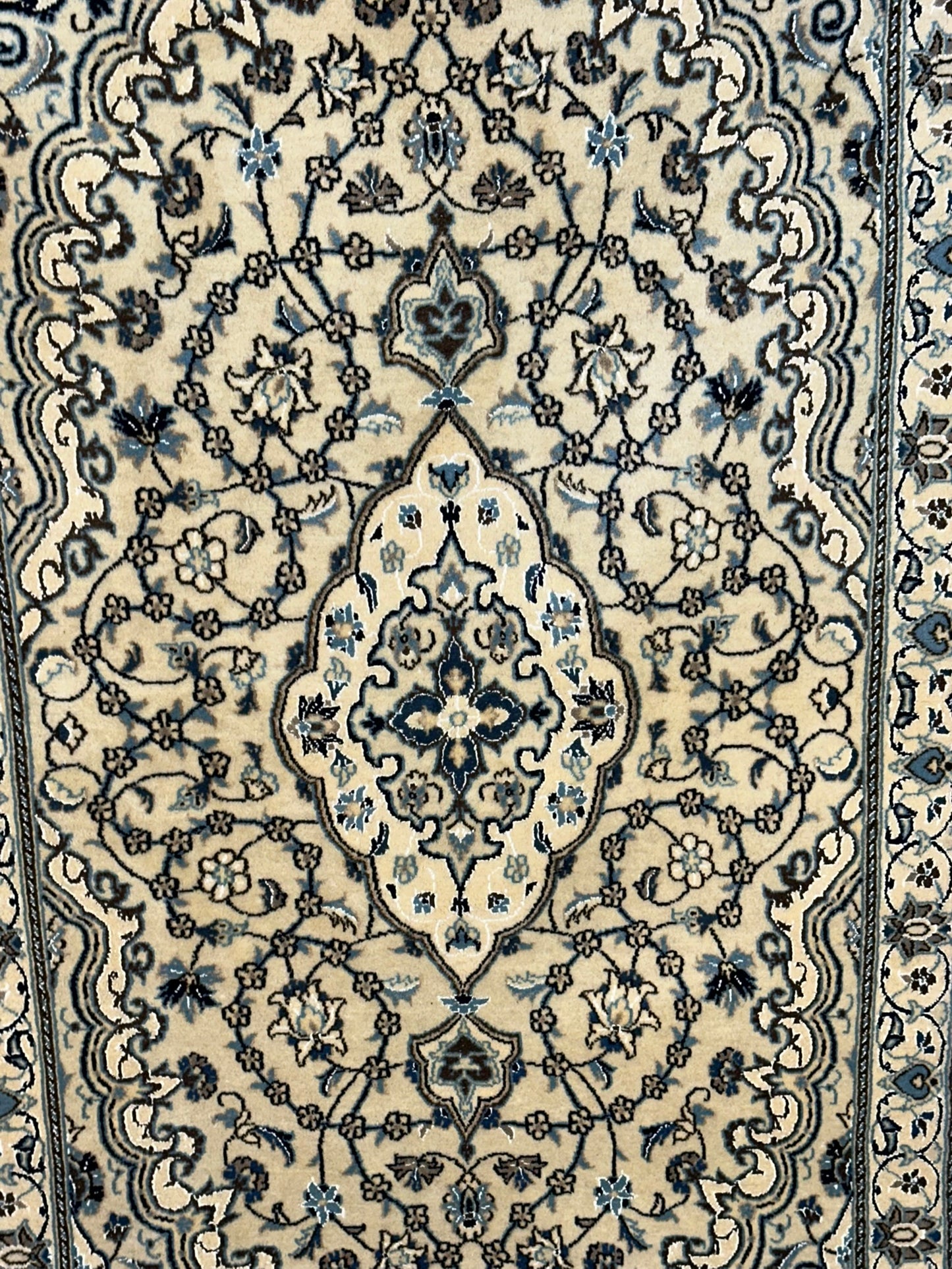 Orientteppich handgeknüpft Nain mit Seide 207x120 cm