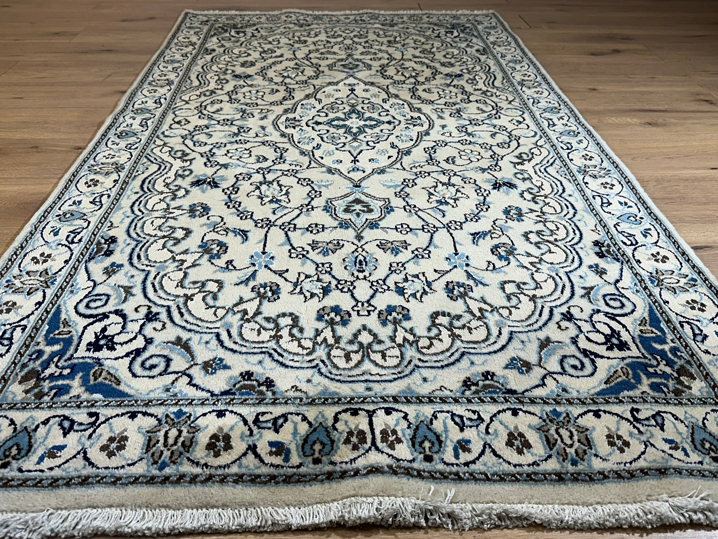 Orientteppich handgeknüpft Nain mit Seide 207x120 cm