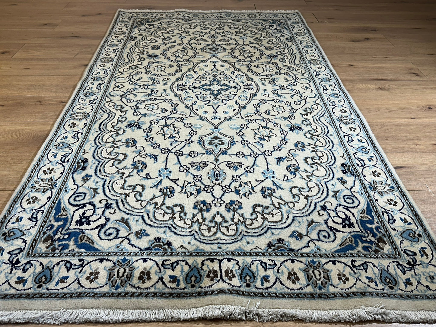Orientteppich handgeknüpft Nain mit Seide 207x120 cm