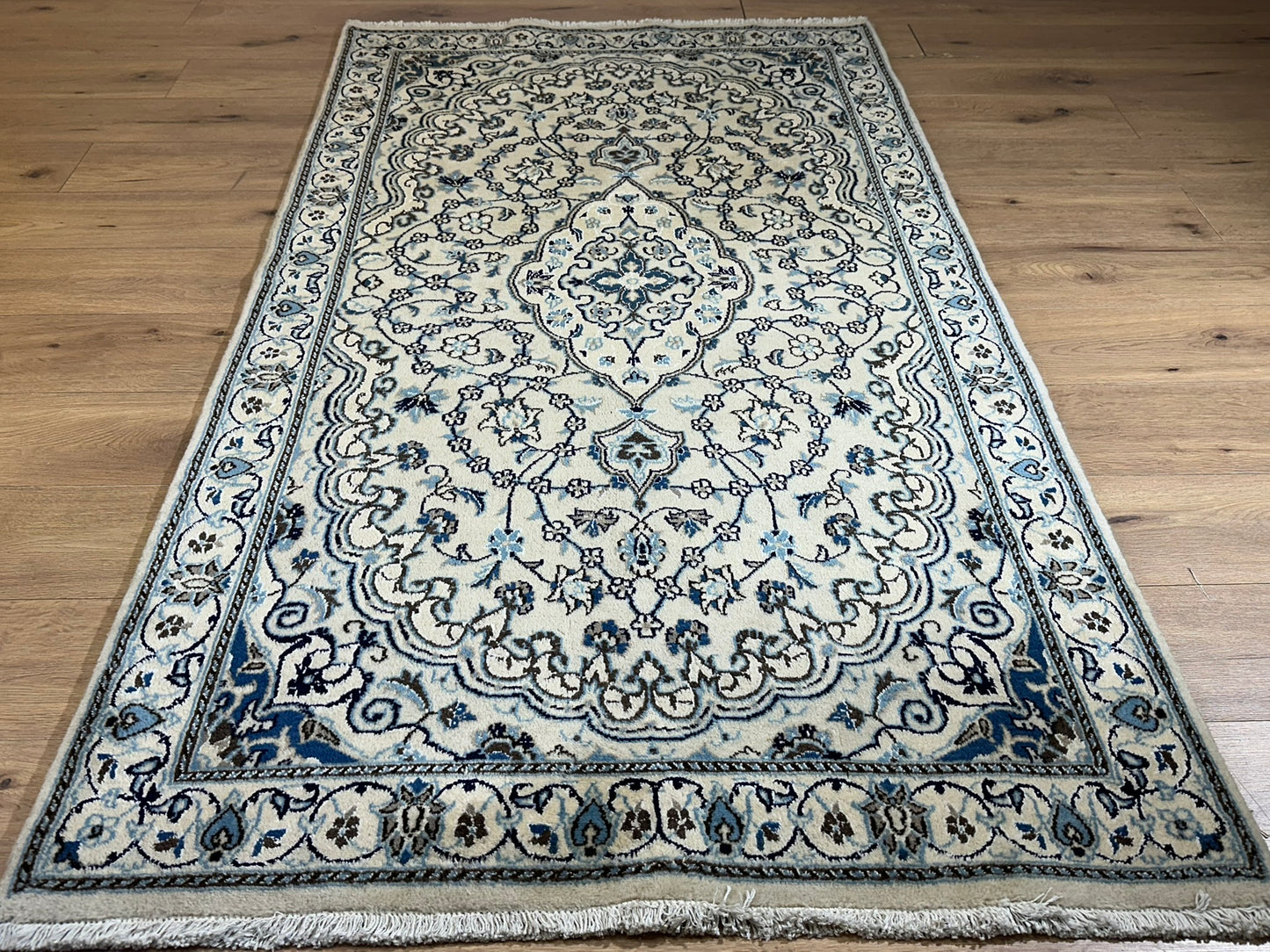 Orientteppich handgeknüpft Nain mit Seide 207x120 cm
