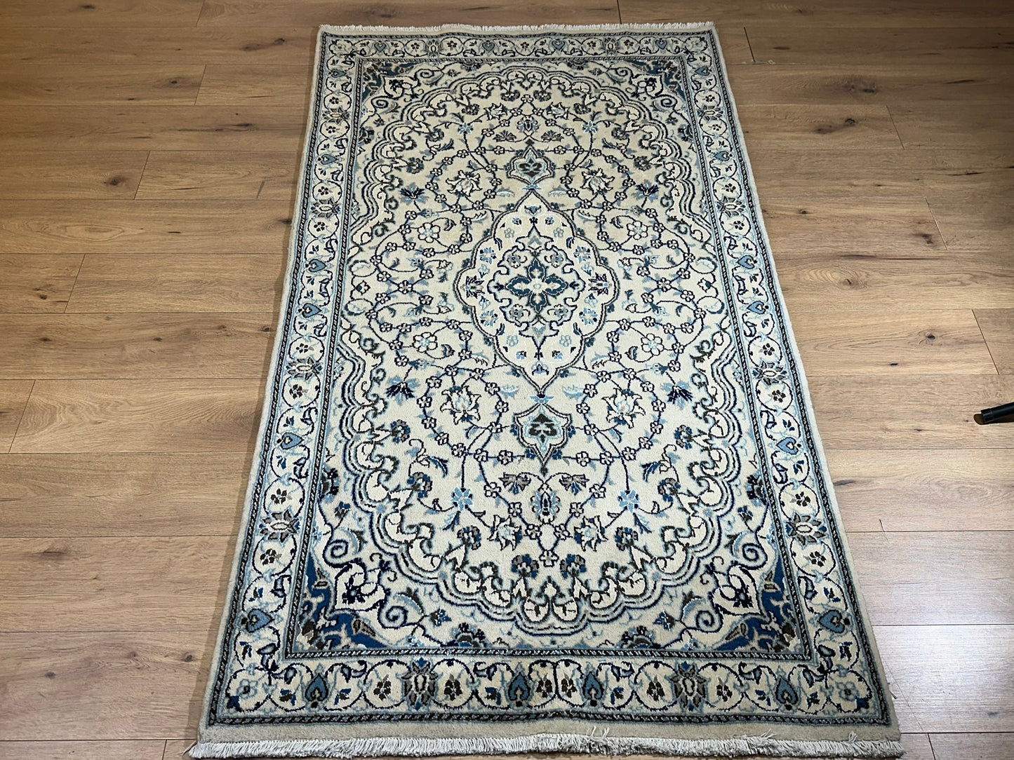 Orientteppich handgeknüpft Nain mit Seide 207x120 cm