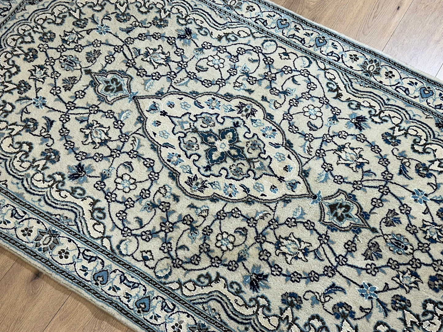 Orientteppich handgeknüpft Nain mit Seide 207x120 cm