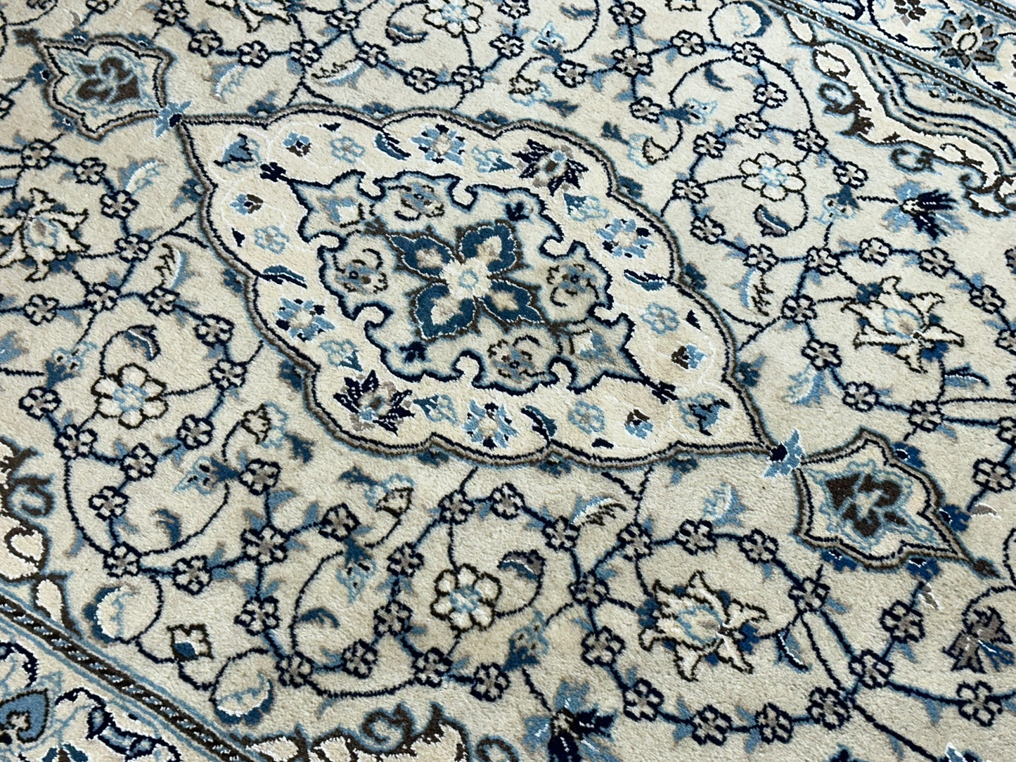 Orientteppich handgeknüpft Nain mit Seide 207x120 cm