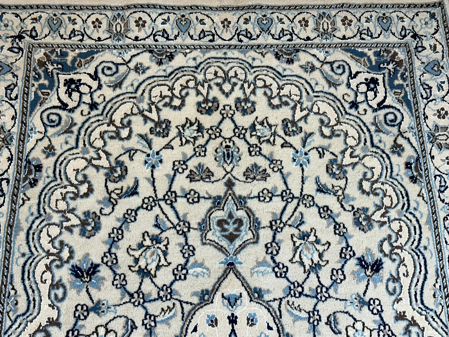 Orientteppich handgeknüpft Nain mit Seide 207x120 cm