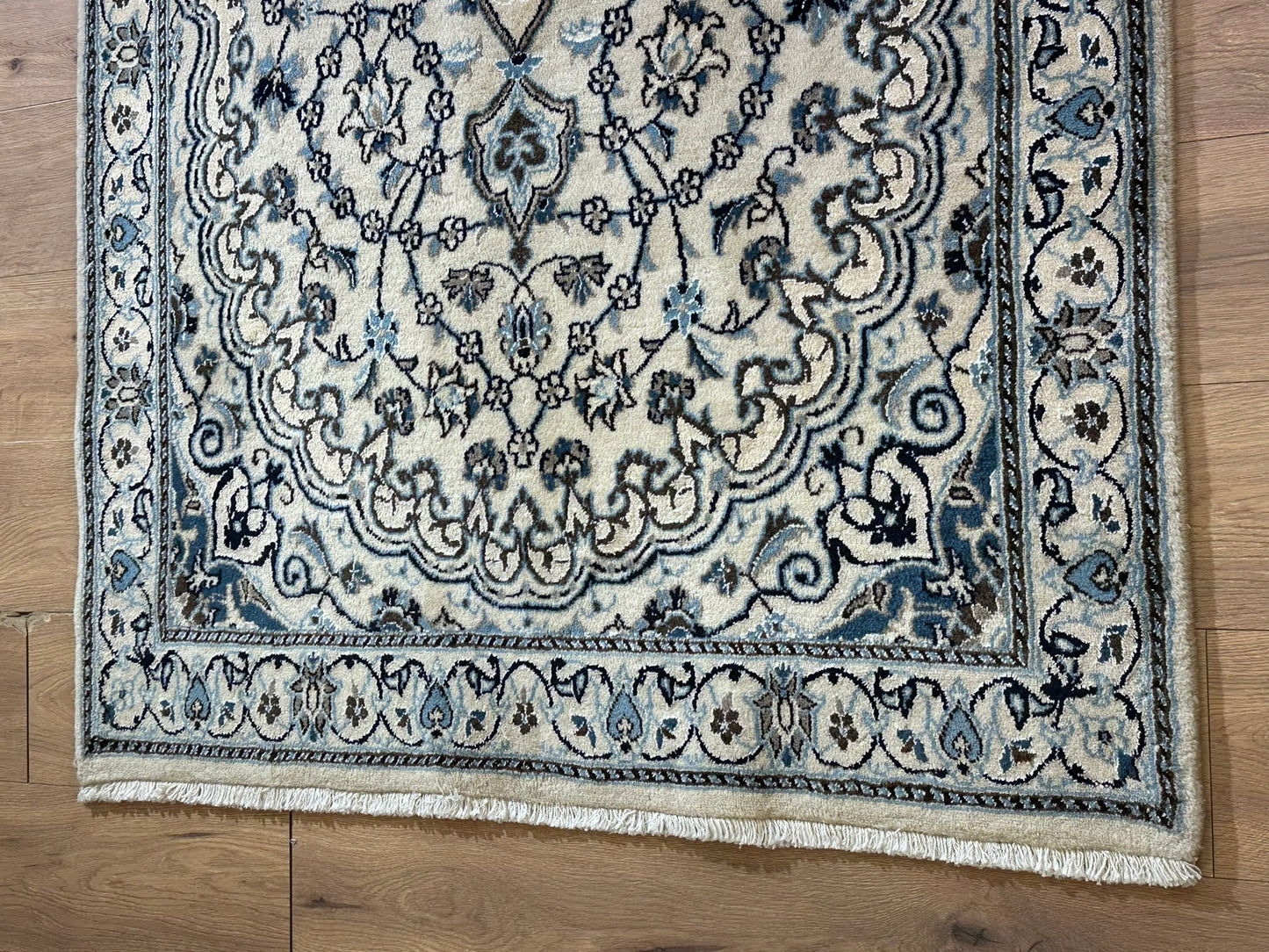 Orientteppich handgeknüpft Nain mit Seide 207x120 cm