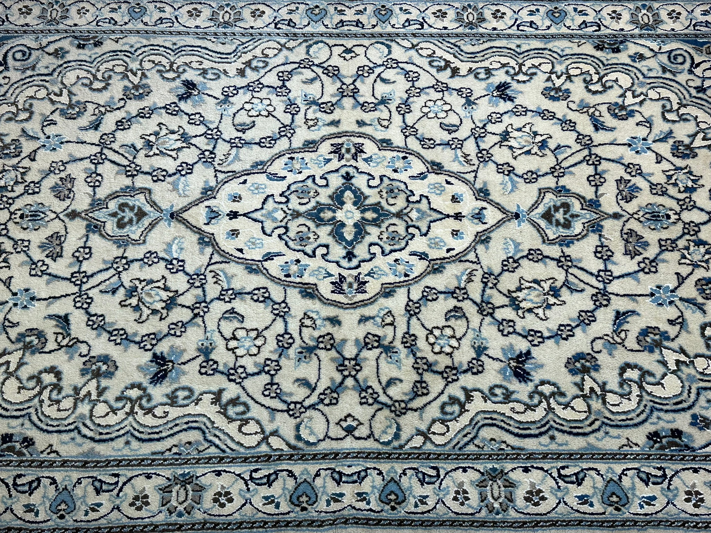 Orientteppich handgeknüpft Nain mit Seide 207x120 cm