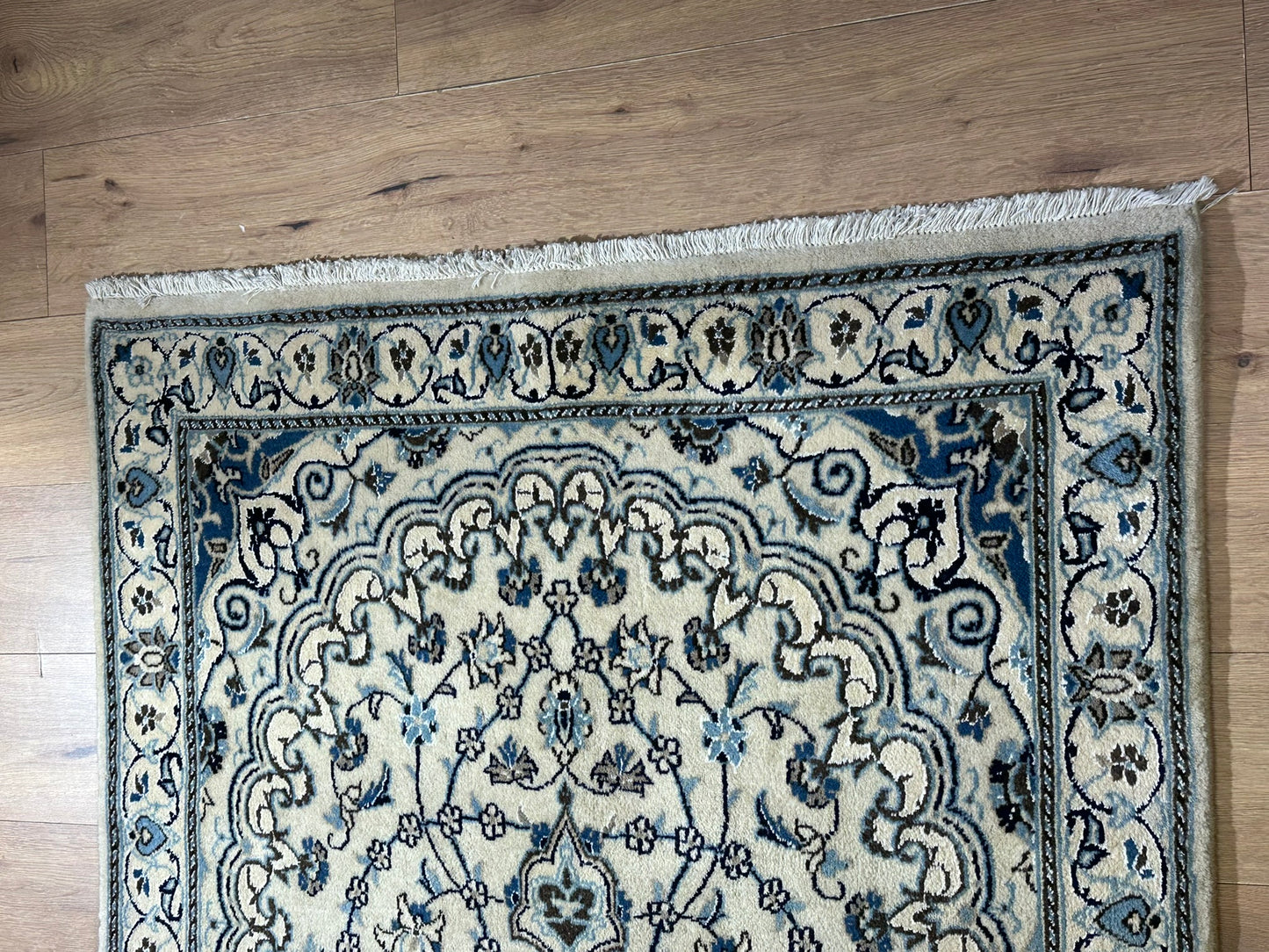 Orientteppich handgeknüpft Nain mit Seide 207x120 cm