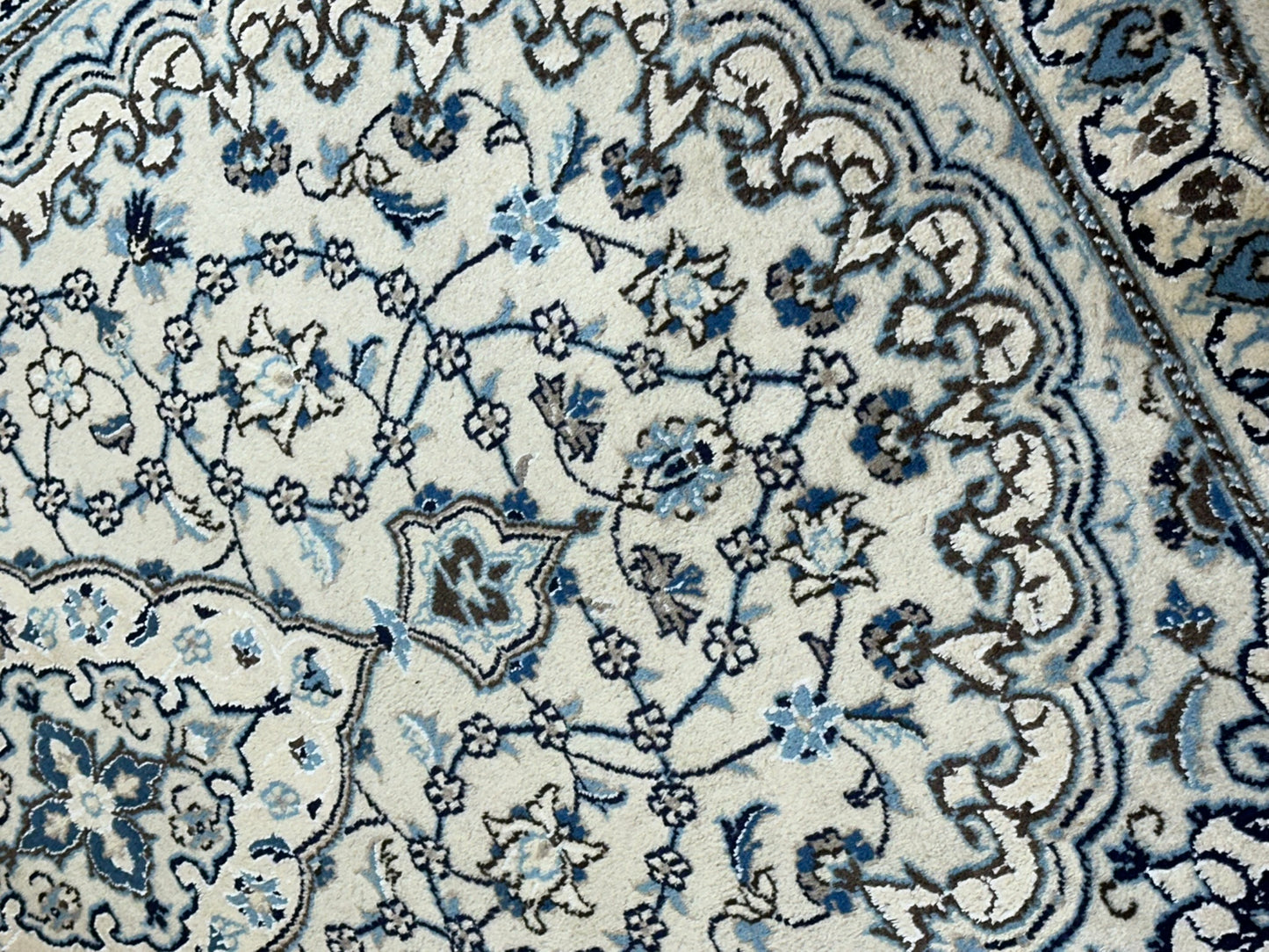 Orientteppich handgeknüpft Nain mit Seide 207x120 cm