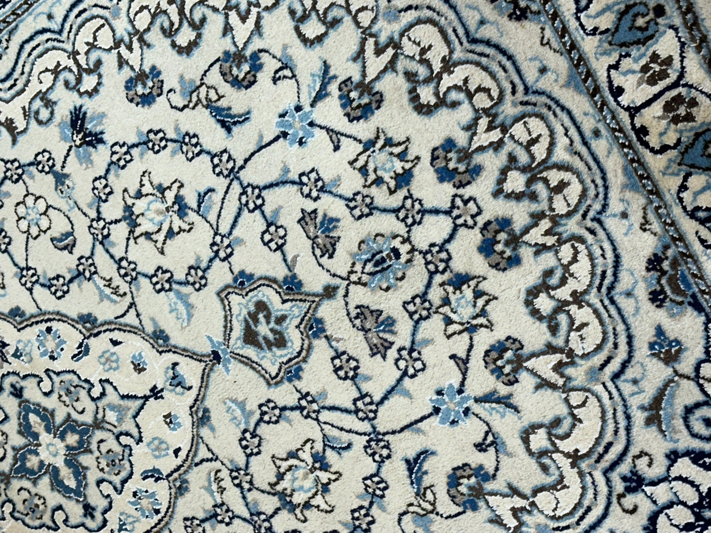 Orientteppich handgeknüpft Nain mit Seide 207x120 cm