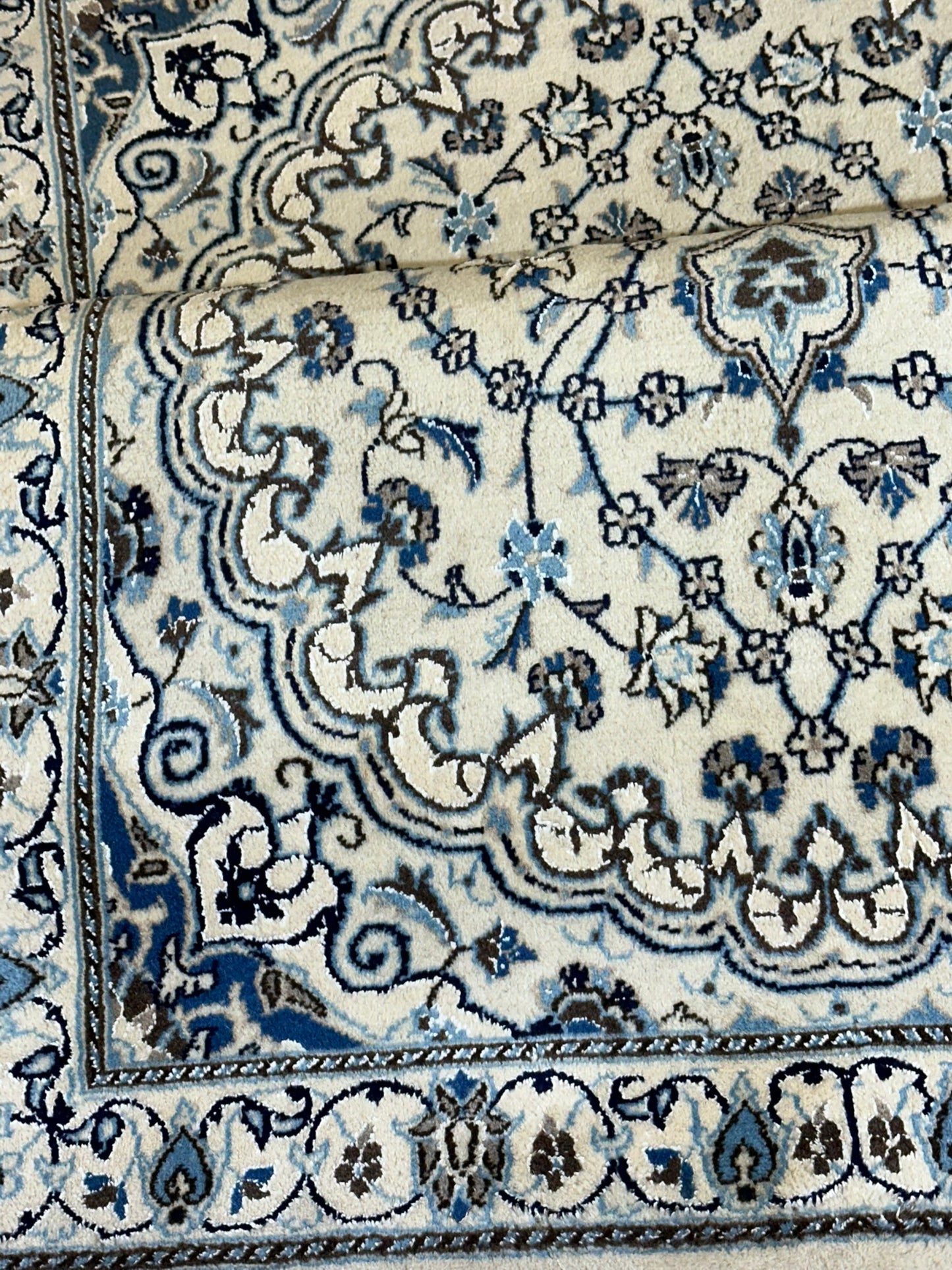 Orientteppich handgeknüpft Nain mit Seide 207x120 cm