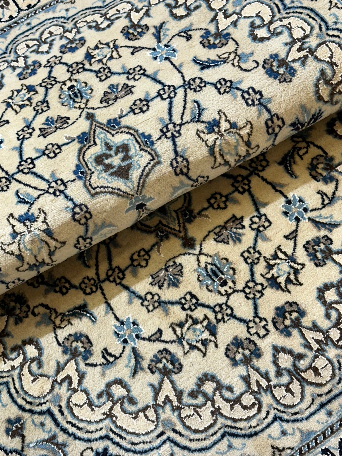 Orientteppich handgeknüpft Nain mit Seide 207x120 cm