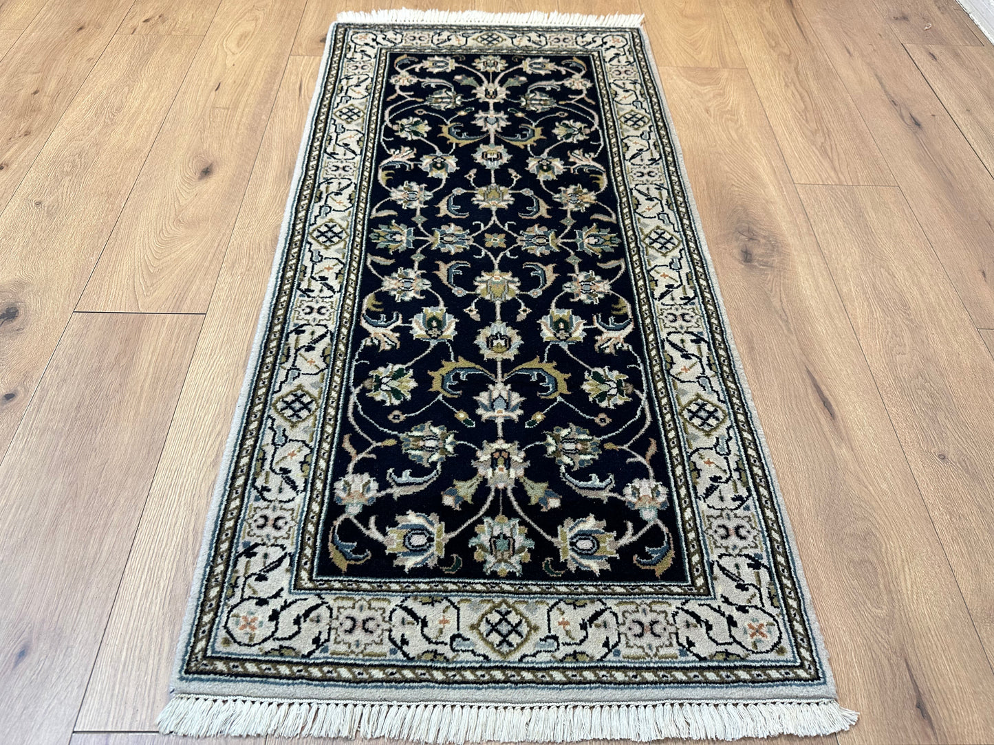 Edler Perser Teppich Nain – Handgeknüpft aus feiner Korkwolle