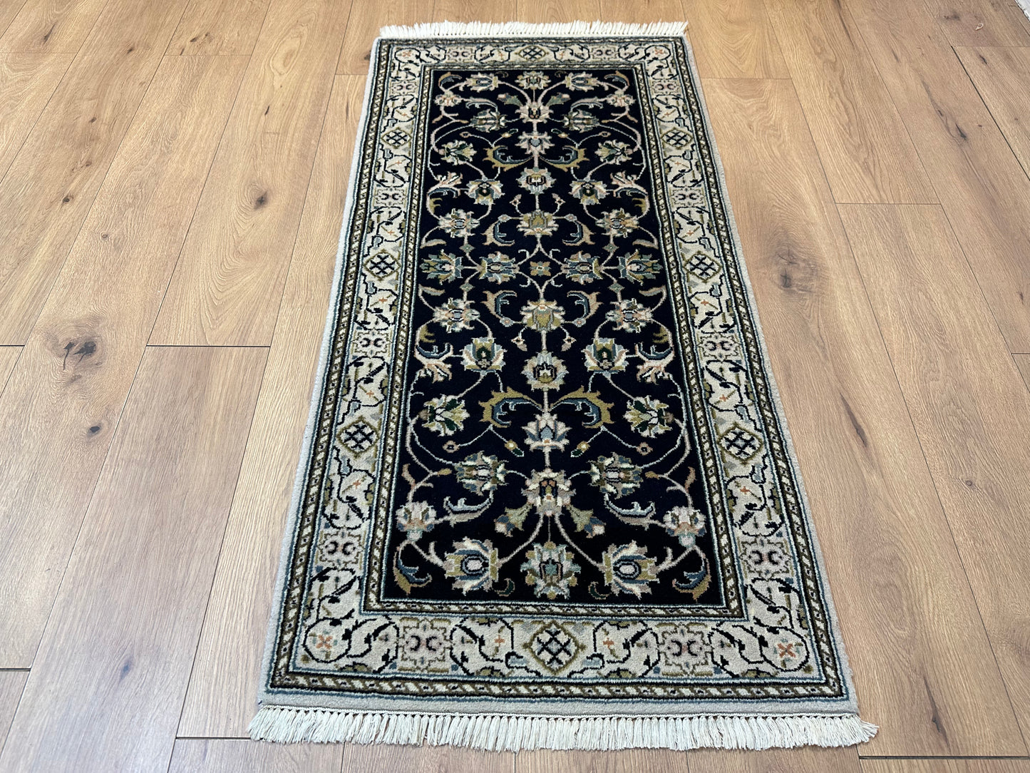 Edler Perser Teppich Nain – Handgeknüpft aus feiner Korkwolle